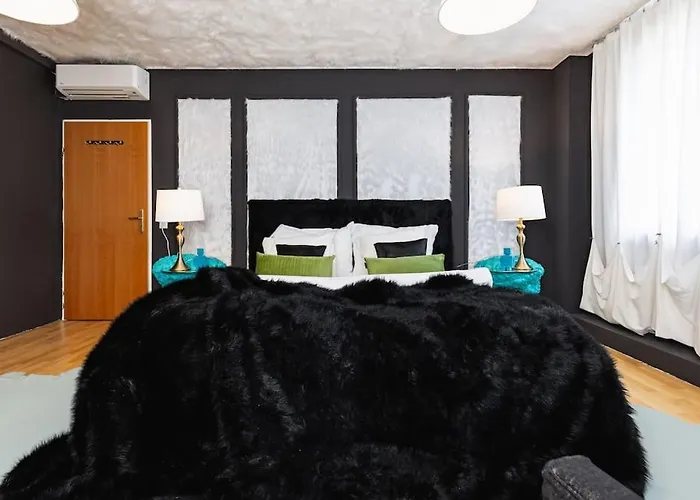 Free Parking-3br-200m2 House-ac-1000m2 Garden